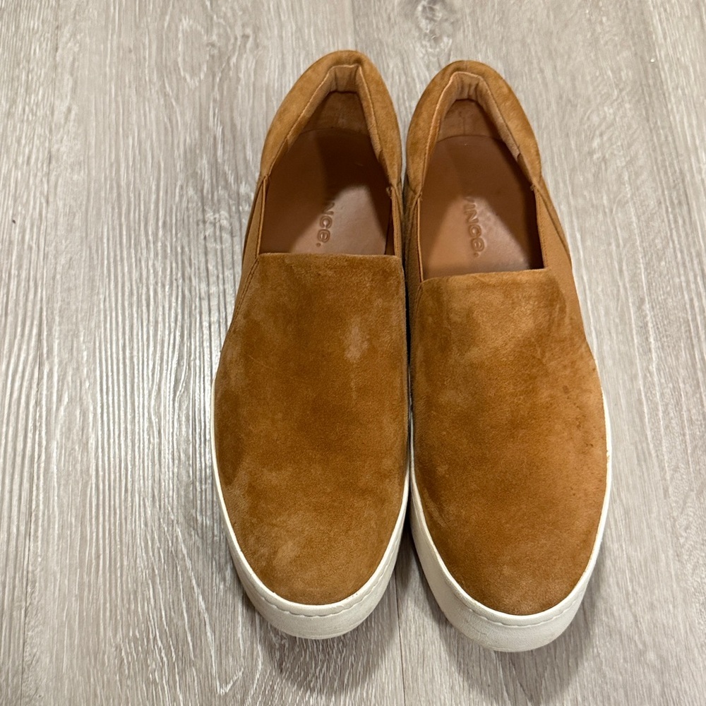 VINCE WARREN CAMEL SUEDE PLATFORM SNEAKERS, SIZE 8